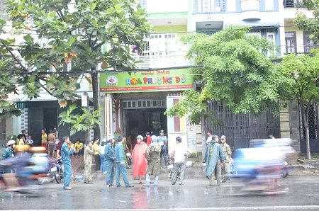 Nhiều phụ huynh lo sợ đến đón con về.