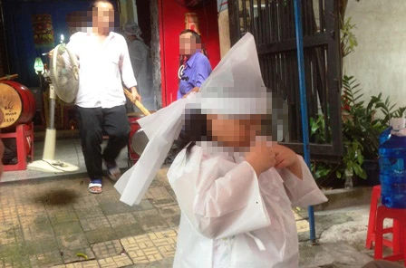 Con út chị H. trong lễ tang của mẹ