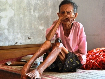 Cuộc sống của cụ chỉ xoay quanh chiếc giường