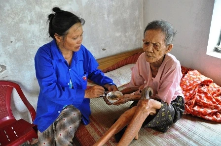 &nbsp;Bà Đoàn Thị Tươi, con gái cụ Ngôn là người duy nhất chăm sóc cụ.