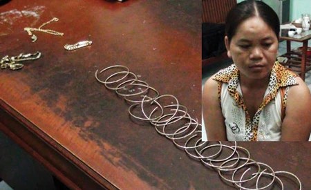 Châu Thị Hồng Sương tại CQĐT và số vàng Sương “báo <a href='https://plo.vn/tu-khoa.html?q=cướp giả' title='cướp giả'>cướp giả</a>”.