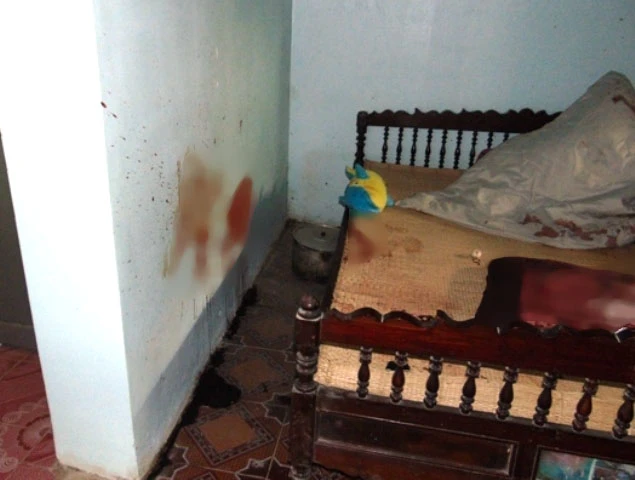 Chiếc gối và bức tường đẫm vết máu của nạn nhân