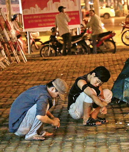 Hình ảnh hút chích bừa bãi trên vỉa hè gây hoang mang, bức xúc cho người dân