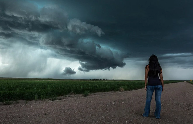 Cô gái đi khắp nơi đón bão ảnh 1