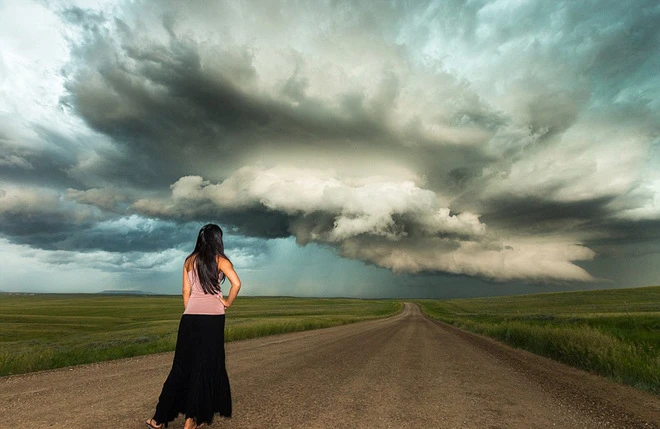 Cô gái đi khắp nơi đón bão ảnh 6