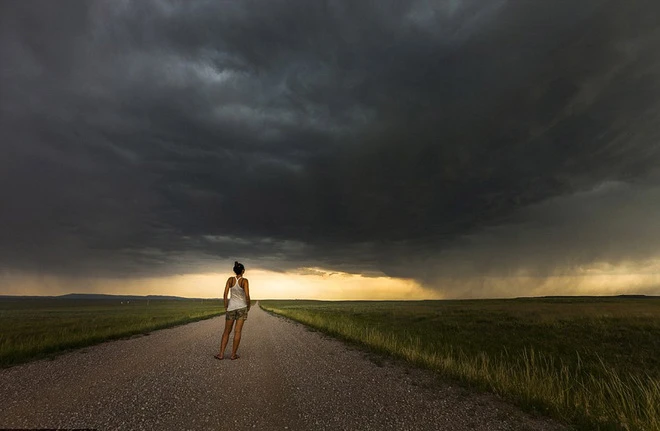 Cô gái đi khắp nơi đón bão ảnh 9