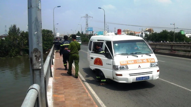 Lực lượng chức năng tại hiện trường (ảnh Hải Hiếu)