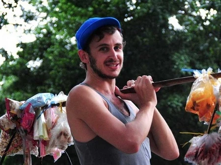 Một người phụ nữ bán hàng rong ở TPHCM đã cho anh Robert Schrader thử gánh gánh hàng của chị.