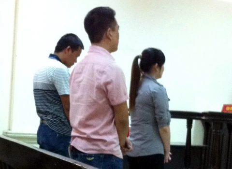 ảnh khỏa thân, gái bán dâm, câu khách