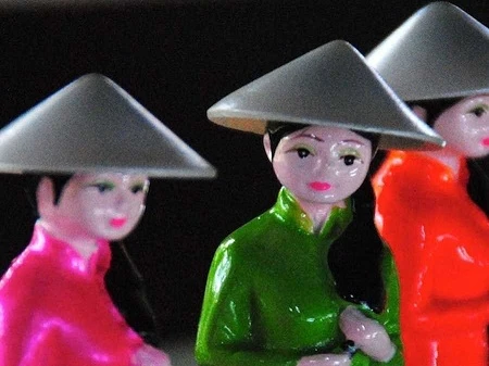 Những bức tượng bằng sứ mà Robert được thấy trong dịp đến thăm Địa đạo Củ Chi.