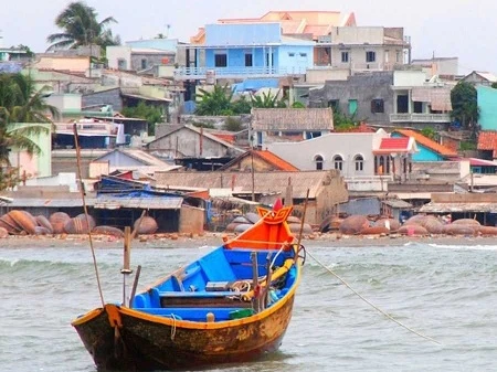 Một tàu <a href='https://dentrenbien.plo.vn/' title='đánh cá'>đánh cá</a> rời bờ biển Mũi Né.