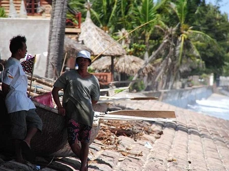 Những <a href='https://dentrenbien.plo.vn/' title='ngư dân'>ngư dân</a> với màu da rám nắng ở Nũi Né.