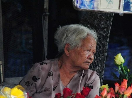 Bà cụ bán hoa tươi ở Nha Trang.