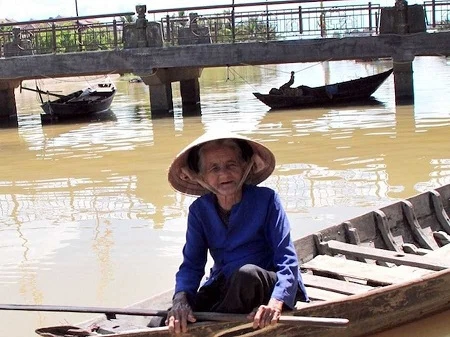Một bà cụ chèo thuyền ở Hội An.