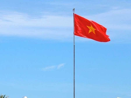 Quốc kỳ Việt Nam bay phấp phới trên bầu trời Nha Trang.