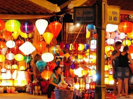 Cửa hàng bày bán đèn lồng ở Hội An.