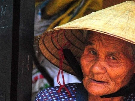 Một bà cụ ở Hội An e ngại trước ống kính máy ảnh.