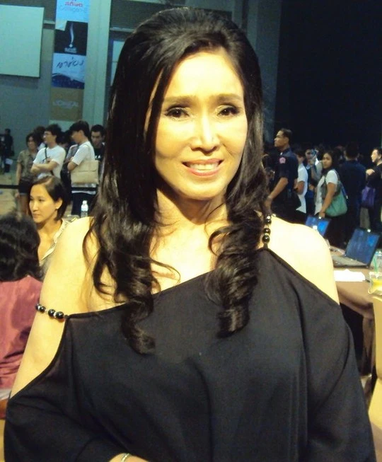 Bức ảnh được cho là của Apasra Hongsakula do một cư dân mạng đưa lên để chứng minh việc sử dụng photoshop, chưa được xác nhận