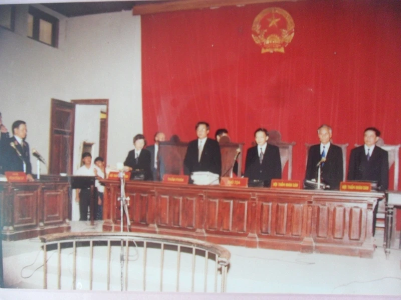 Ông Nguyễn Đình Phòng (thứ hai từ phải qua) trong phiên toà xử Khánh trắng và đồng bọn