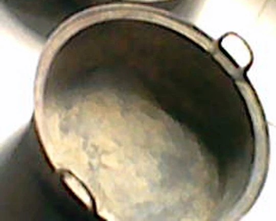 Một trong 2 chiếc nồi đồng cổ được tìm thấy