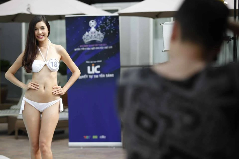 Ngắm top Hoa khôi áo dài nóng bỏng với bikini ảnh 5