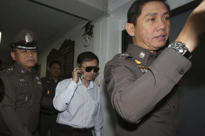 Bác sĩ Sompob Sansiri, chủ thẩm mỹ viện, bị cảnh sát bắt giữ và thẩm vấn - Ảnh: Global News