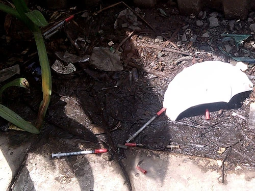 Công khai chích ma túy