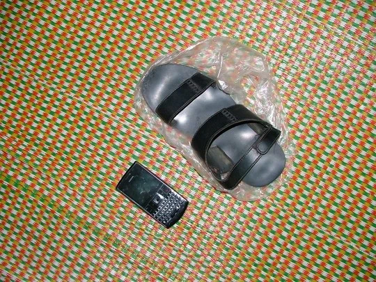 Chiếc điện thoại Nokia – X2 và chiếc giày&nbsp;mà đối tượng tông 2 nữ sinh&nbsp;đánh rơi tại&nbsp;hiện trường.