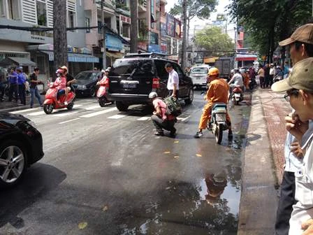 Rất đông người dân nhặt vàng giúp nạn nhân