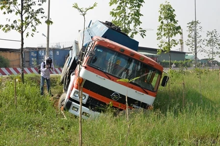 Đầu xe cắm xuống bùn.