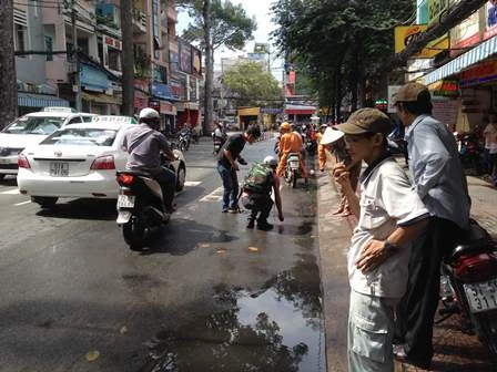 Rất đông người dân nhặt vàng giúp nạn nhân