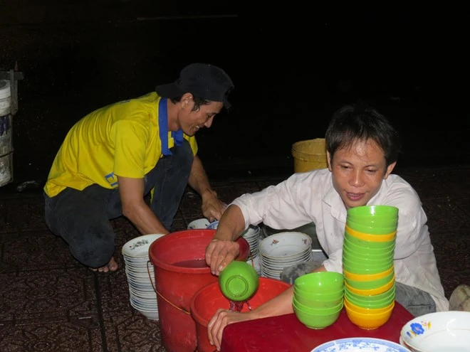 Gần 1 giờ sáng, anh Thọ cùng với anh Thuật vội thu dọn hàng để đẩy xe hủ tiếu về phòng trọ