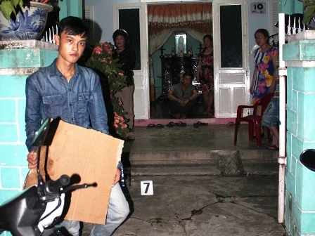 Nhân diễn lại hành động ăn trộm đồ của người thuê trọ ở nhà mình