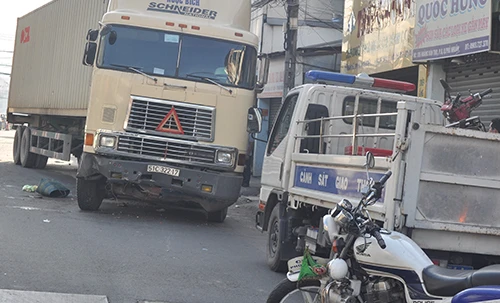 Container mất lái gây tai nạn, kẹt xe kinh hoàng ảnh 1