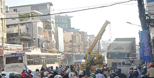 Container mất lái gây tai nạn, kẹt xe kinh hoàng ảnh 4