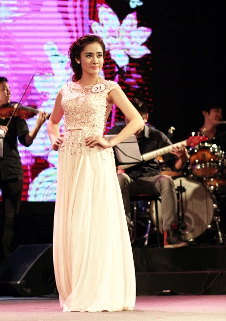 Lộng lẫy khi&nbsp;khoác lên mình bộ đầm dạ hội
