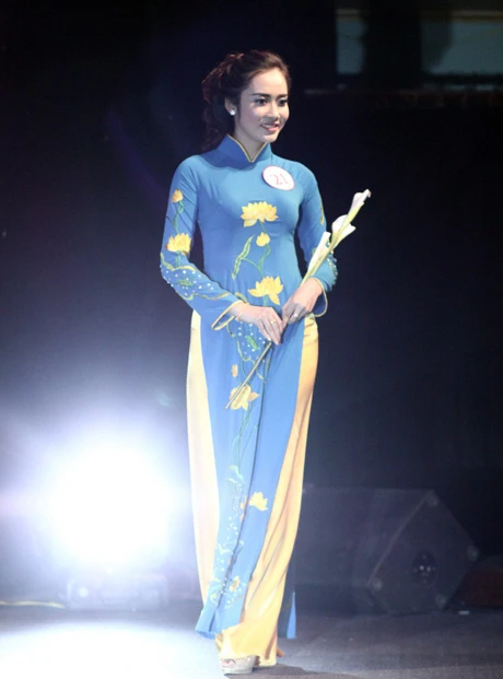 Duyên dáng trong tà áo dài truyền thống của Việt Nam