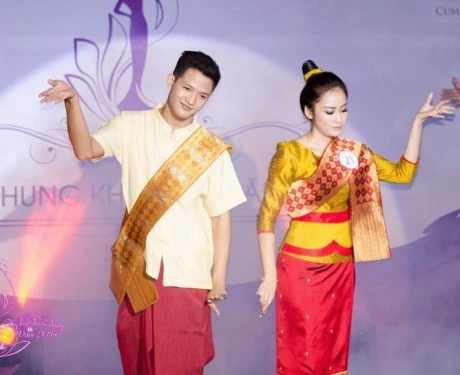 Uyển chuyển trong phần thi tài năng Múa truyền thống nước Lào