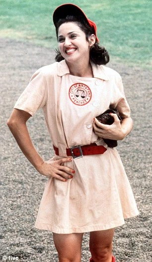 Đầm cưới của Madonna bán được 1,7 tỉ đồng