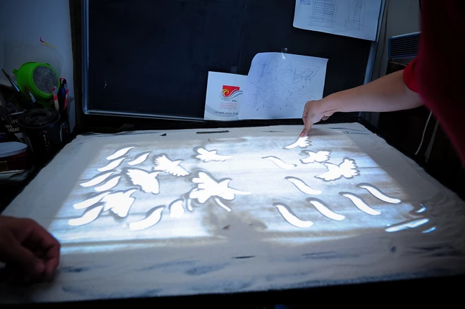 Nguyễn Thị Loan luyện vẽ tranh cát để thi Miss World ảnh 7