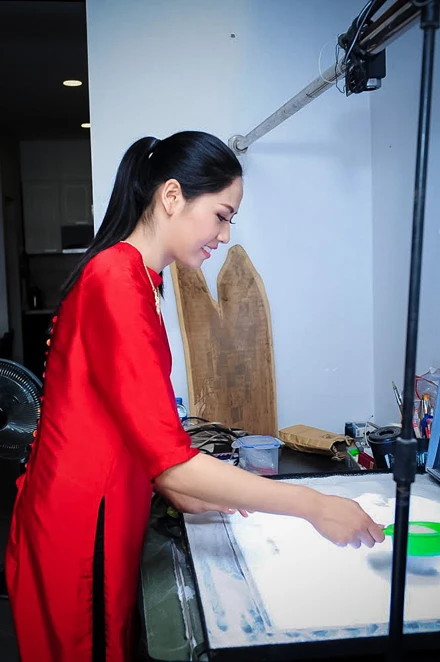 Nguyễn Thị Loan luyện vẽ tranh cát để thi Miss World ảnh 2