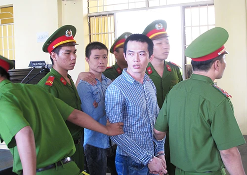 Bị cáo công an viên đánh chết học sinh đạp ghế tòa án ảnh 2