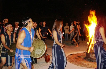 Khám phá văn hóa cồng chiêng Tây Nguyên tại làng Cù Lần.