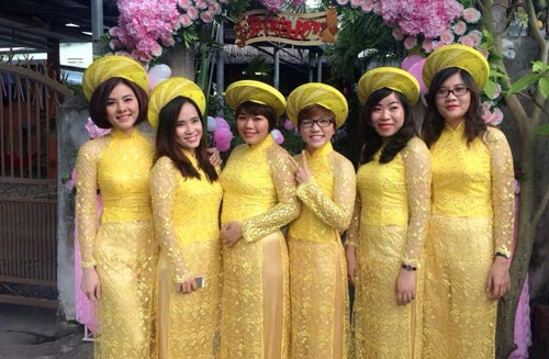 Vân Trang (trái) xuất hiện trong đội hình nhà gái.