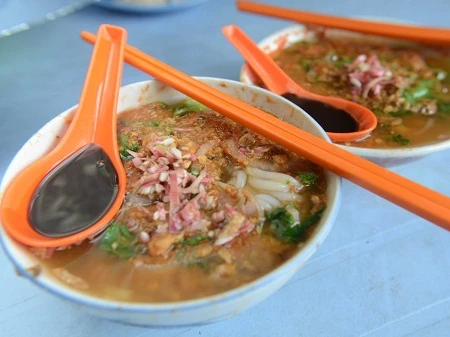 Bún cá asam laksa có vị chua cay của nước dùng nấu từ cá ở Penang, Malaysia.