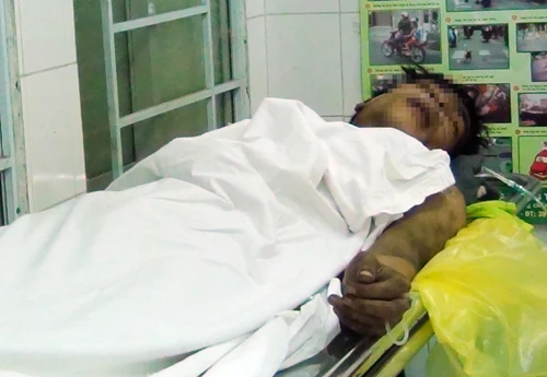 Anh Việt bị ám khói đen đang được cấp cứu tại Bệnh viện quận 7. Ảnh: An Nhơn