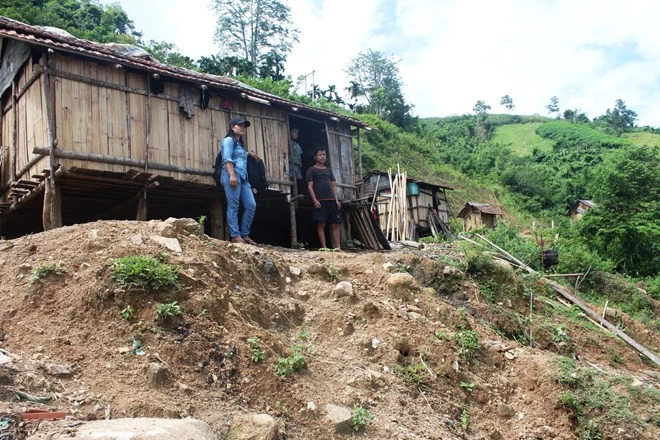 Người dân không chịu nhận nhà TĐC vì thiếu các điều kiện sống tối thiểu, đành quay về chỗ ở cũ dựng nhà tạm.