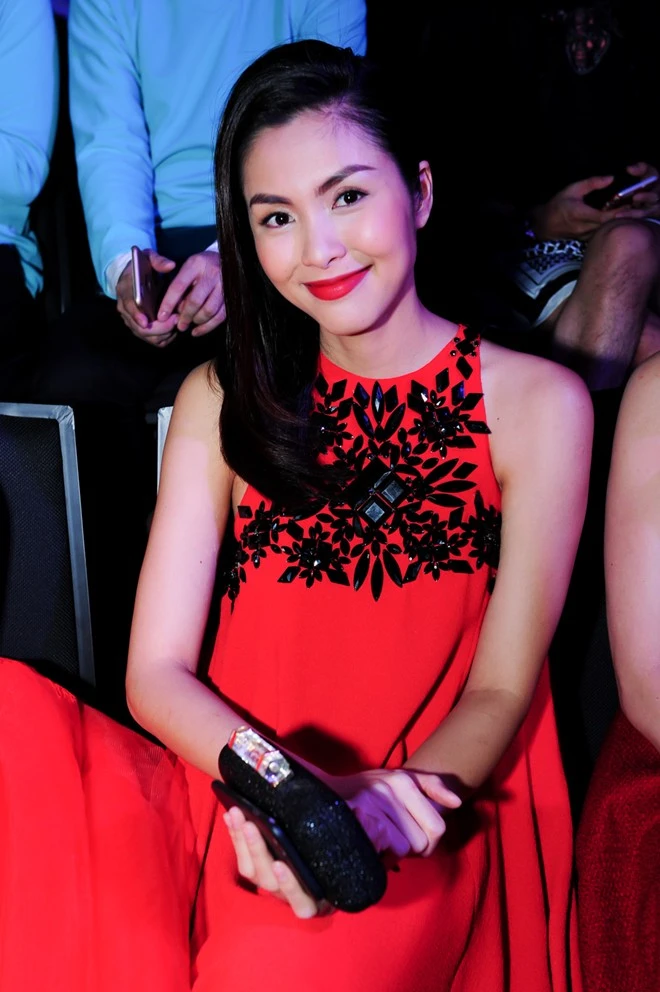 Tăng Thanh Hà diện váy suông giữa nghi án mang bầu 4 tháng