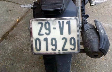 Biển kiểm soát và giấy đăng ký xe được làm giả hết sức tinh vi.