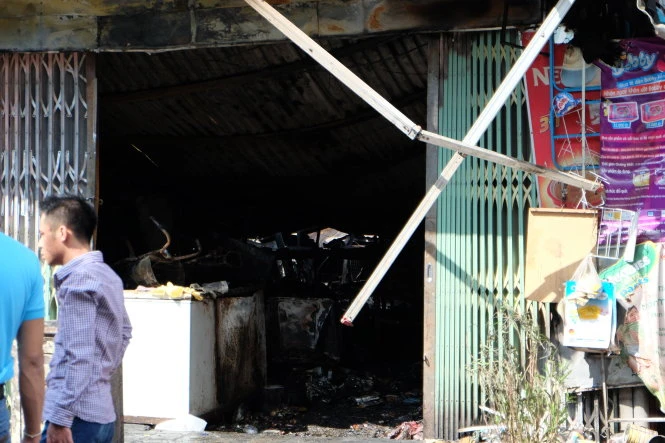 Tài sản phía trong của cửa hàng tạp hóa đã bị cháy rụi hoàn toàn